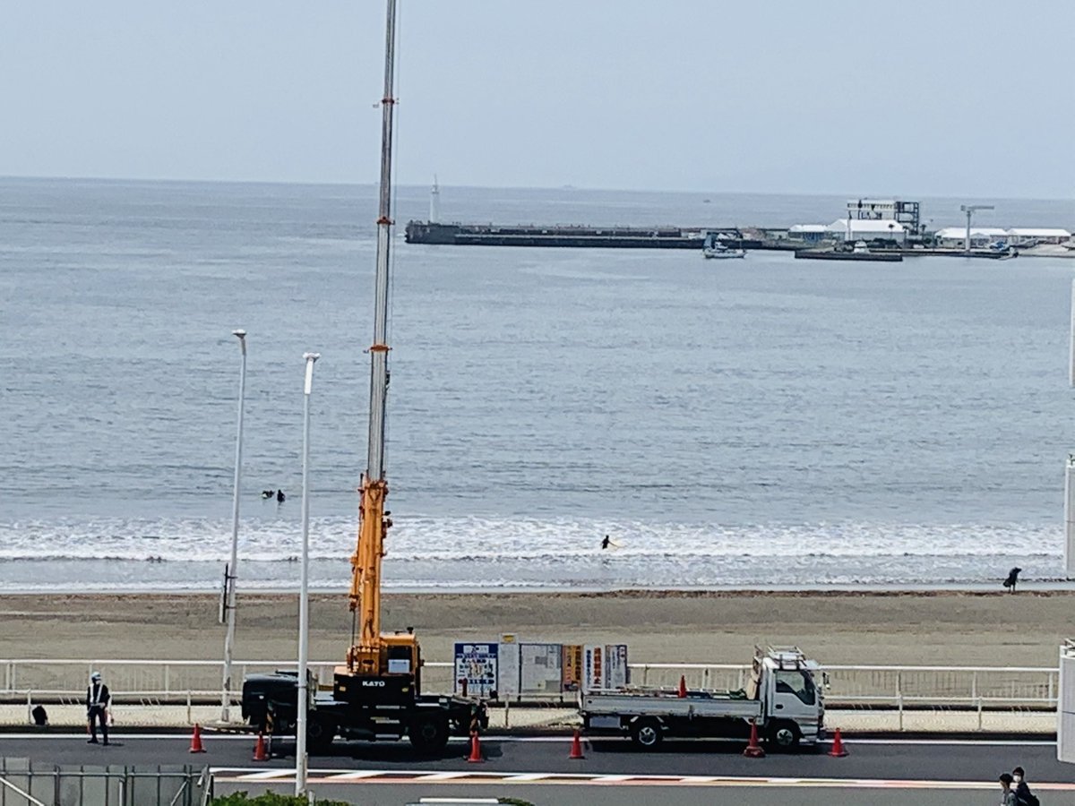 ぽぉ 藤沢市の海の家の工事がとうとう始まった 7月から2ヶ月間の営業で毎年100万人訪れる片瀬海岸 対岸に見えるは江ノ島のオリンピック会場 数キロ圏内にどれだけの人間がひしめき合うのかと思うと恐ろしい コロナ禍で藤沢市の判断には疑問しかない
