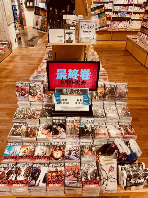 B1f Book エンタメフロア 本日より 進撃の巨人 完結記念 スクラッチで巨人を駆逐せよ キャンペーン開催しております 講談社コミックスを1冊ご購入につき1枚スクラッチくじをプレゼント ぜひ金 銀の巨人を集めてみてください ハズレもあります 講談社
