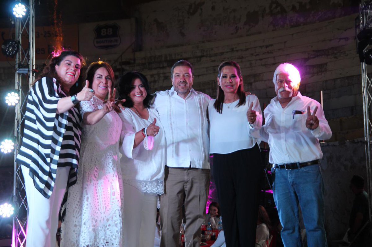 Benditas todas las mujeres. En nuestro proyecto de gobierno, SI VALORAMOS a las mujeres; son ustedes pieza clave, parte fundamental del desarrollo político, económico y social. Vienen cosas muy buenas. Nuestra admiración y respeto siempre. Que Dios me las bendiga.
#VaXSonora