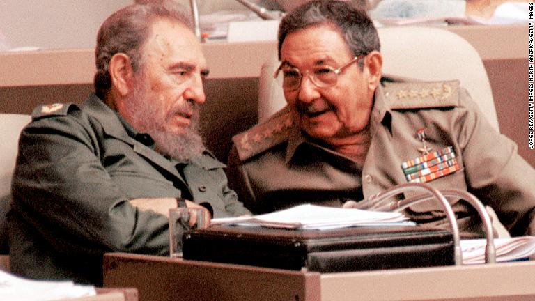 La familia el #DeporteCubano asume como un privilegio felicitar hoy al General de Ejército #RaulCastroRuz en su cumpleaños 90. ¡Gracias por el ejemplo! 
«Es para mí un privilegio que, además de un extraordinario revolucionario, sea un hermano».- #FidelPorSiempre