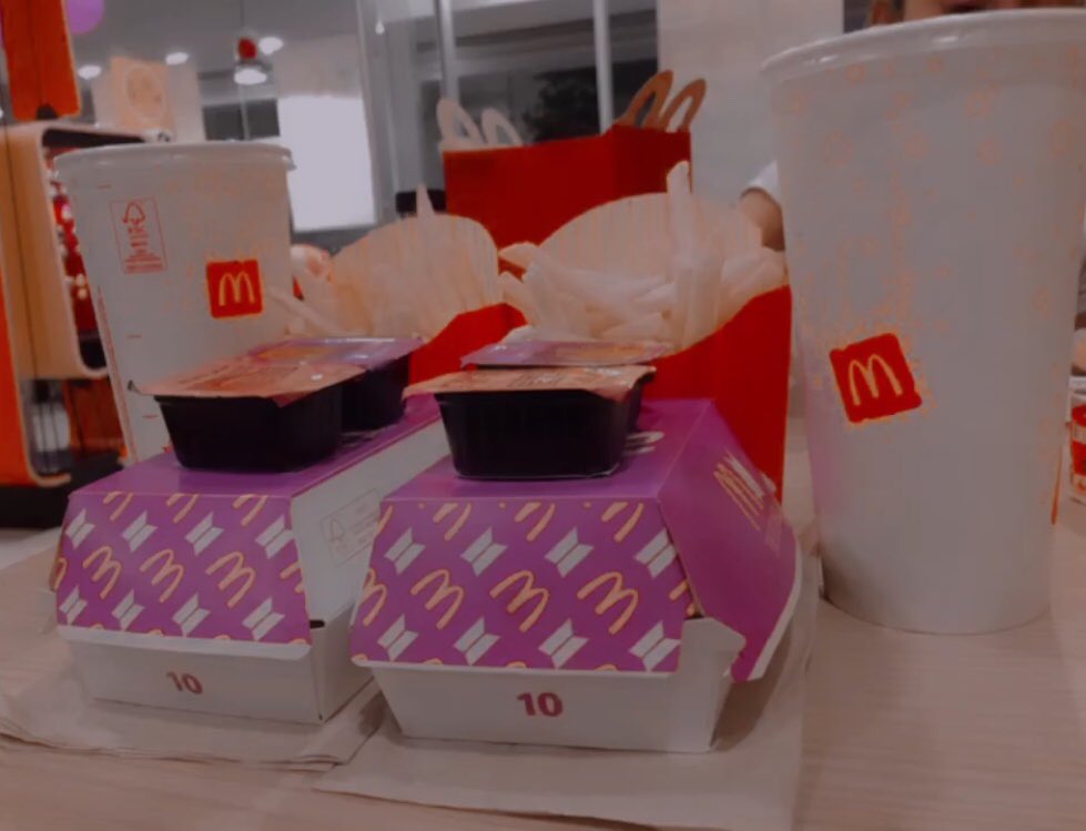 geumgirl_27's tweet photo. Bueno, les quería contar que hoy fui por mi BTS meal, estaba nerviosa de no llegar a alcanzar pero sí tenían, la salsa Sweet Chili esta súper rica.                  Soy demasiado feliz. @BTS_twt #BTSMeal #Army #mexarmy #Chihuahua https://t.co/ZUOwVxc6Bf
