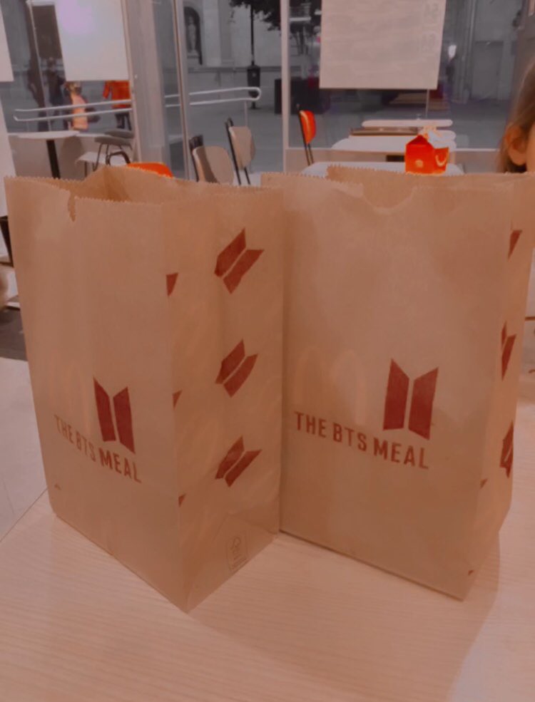 geumgirl_27's tweet photo. Bueno, les quería contar que hoy fui por mi BTS meal, estaba nerviosa de no llegar a alcanzar pero sí tenían, la salsa Sweet Chili esta súper rica.                  Soy demasiado feliz. @BTS_twt #BTSMeal #Army #mexarmy #Chihuahua https://t.co/ZUOwVxc6Bf