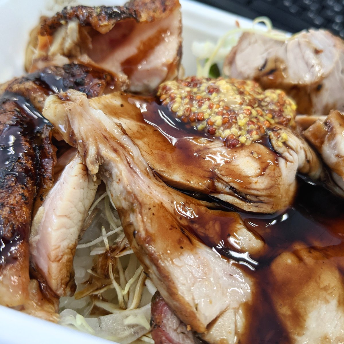 sasami_tokyo's tweet photo. 木曜日ごはん
やっと名前が分かったKitchen kさん🙃
チキン&ポーク 750円
(バルサミコソース)
チキンがパリっと旨かった◎
本日も写真にやる気がないですが、割と元気です🙃🤘
#表参道ランチ
#キッチンカー
#フードトラック
#ランチに食欲全フリ
#テイクアウト
#takeout
#kitchenk https://t.co/2yOCAiMlZL