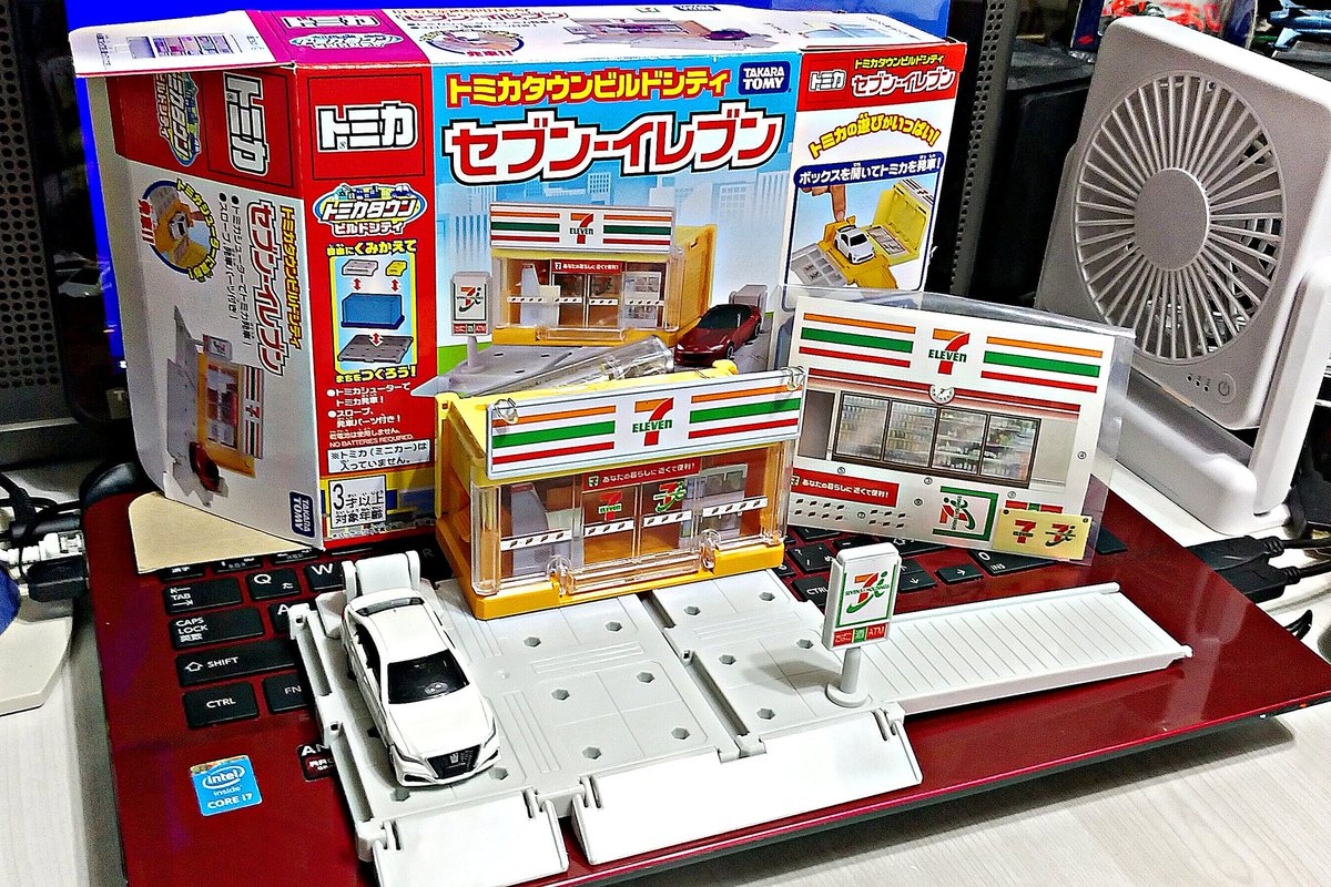 you_kun_jp's tweet photo. トミカタウンビルドシティのセブン-イレブンです。いつものように添付シールをコピーした自作シールを貼りました。透明シールは作れないのでロゴの切り抜きをしました。
#ミニカー #トミカ #トミカタウン #ビルドシティ #セブンイレブン #miniature #tomica #tomicatown #buildcity #seveneleven https://t.co/z0INelgg5H