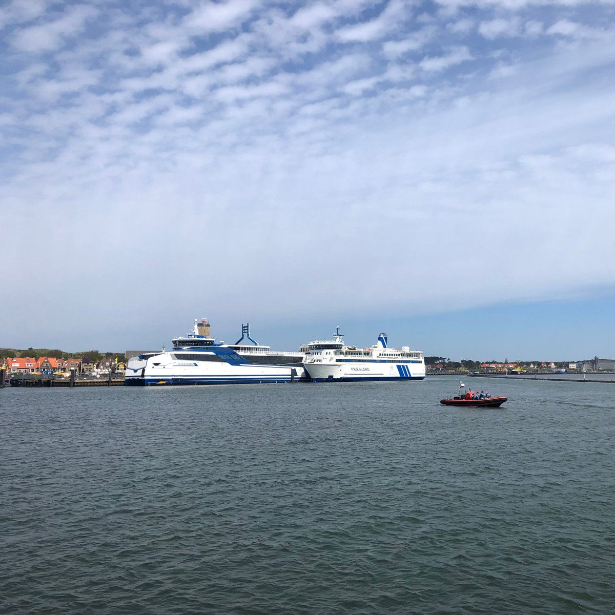 Yes! We mogen weer! #zeehondentocht Stap aan boord van onze Seahunter en ga mee op avontuur naar de zeehondenbank. Eerst even flink gas geven en daarna de motoren uit, zodat we de indrukwekkende roofdieren van dichtbij kunnen bewonderen. Een prachtige beleving voor jong en oud!