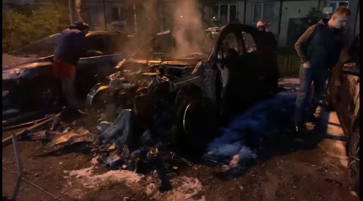 ⚡Этой ночью активисту Александру Виноградову вновь сожгли машину.

В прошлом году ему сожгли уже одну машину. 

Александр Виноградов является руководителем общества по защите прав потребителей «Потребнадзор», а также координатором группы по борьбе с незаконной торговлей.