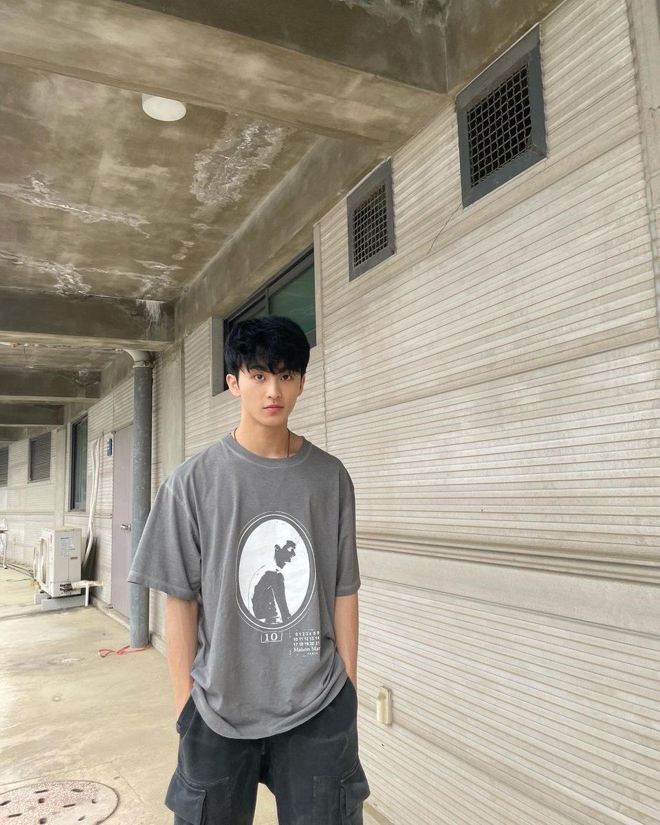 SM_NCT_BACKUP's tweet photo. [OFFICIAL] 210603 #MARK’s Instagram update (1)

“☝️morning angles 👉”

#NCT #NCT127 #NCTDREAM
https://t.co/uWNwHOU9Tt https://t.co/fUMwO43prW