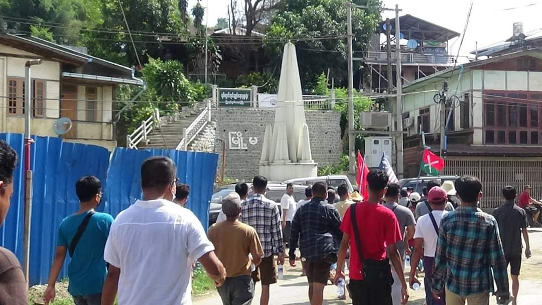 htet30's tweet photo. ဖားကန့် မြို့မ ကျောက်ဝိုင်းတွင် ပင်မသပိတ် စစ်ကြောင်းမှ ပြုလုပ်ခဲ့သည့် စစ်အာဏာရှင်စန် ဆန့်ကျင်ရေး ပြောက်ကျားသပိတ် - ဇွန် ၃ ရက်၊ ၂၀၂၁ ခုနှစ် https://t.co/bTDGAEkLfz