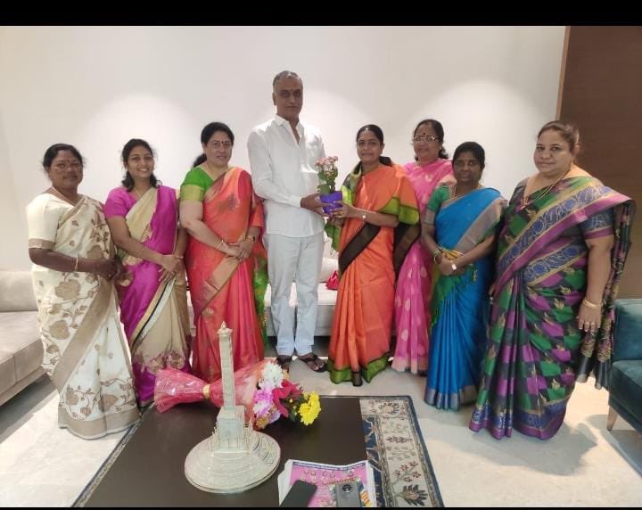 - *సియం కేసీఆర్ నాయకత్వంలో* 
◆ నాడు ఉద్యమం లో 
◆ నేడు అభివృద్ధి లో 
-  అందరి వాడు
- ఆత్మీయుడు 
- పేదల పెన్నిధి 
- అభివృద్ధి కి బ్రాండ్ అంబాసిడర్
- గౌరవ మంత్రి వర్యులు 
- *శ్రీ తన్నీరు హరీశ్ రావు గారికి*
- *జన్మదిన  శుభాకాంక్షలు*  💐💐💐💐

తెలంగాణ రాష్ట్ర మహిళ కమిషన్ బృందం*