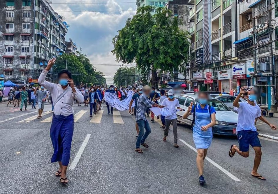 IrrawaddyNews's tweet photo. Arrests were made as junta forces dispersed a rally on Anawrahta Road in #Yangon on Thursday in which hundreds of protesters in ethnic dress shouted slogans expressing solidarity between Burmese-majority areas and ethnic states. (Photo: The Irrawaddy) 

#WhatsHappeningInMyanmar https://t.co/Hbl7jJkVpU