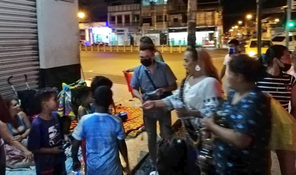 Javier_Vallpen's tweet photo. #asomilagroglbitenacción  
#FederaciónEcuatorianadeOrganizacionesGLBTI 

Acompañamos con una delegación a nuestra Reina de la Comunidad GLBTI, Srta. Dayana Rodas, en la entrega de 200 contenedores con comida, bebida y caramelos a familias y niños, en situación movilidad humana. https://t.co/TjG4TXaxYG