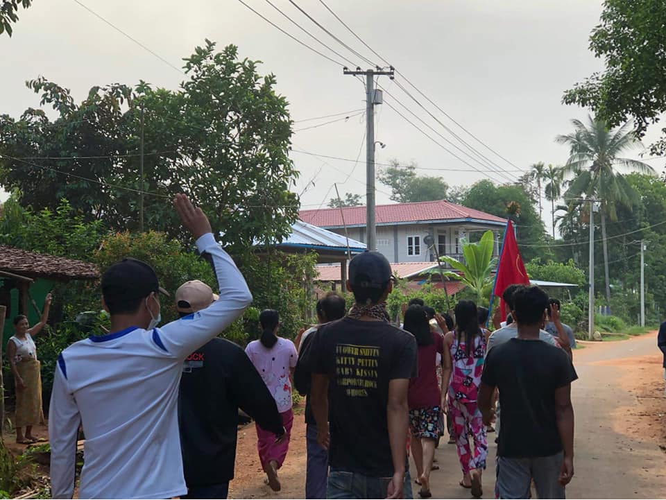 IrrawaddyNews's tweet photo. Local people in #Tanintharyi Region’s Launglon staged a protest against the military regime on Thursday. (Photo: CJ) 

#WhatsHappeningInMyanmar https://t.co/lyI7pVK6yO