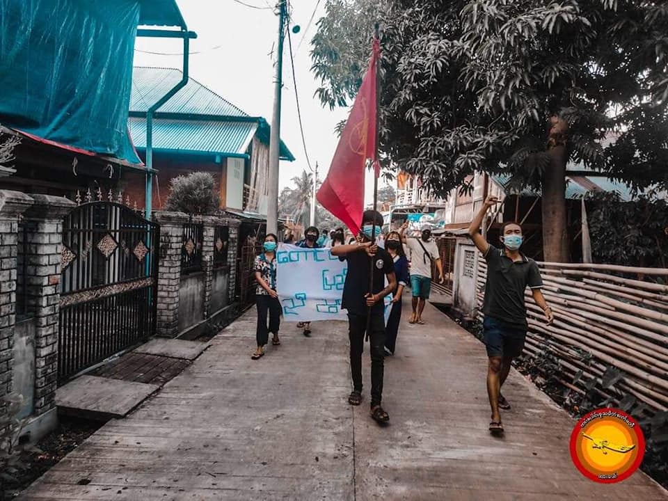 IrrawaddyNews's tweet photo. Locals in #Dawei, the capital of #Tanintharyi Region, staged a protest against the military regime on Thursday, calling for unity between Burmese-majority areas and ethnic states. (Photo: CJ) 

#WhatsHappeningInMyanmar https://t.co/7WvMaftyhY