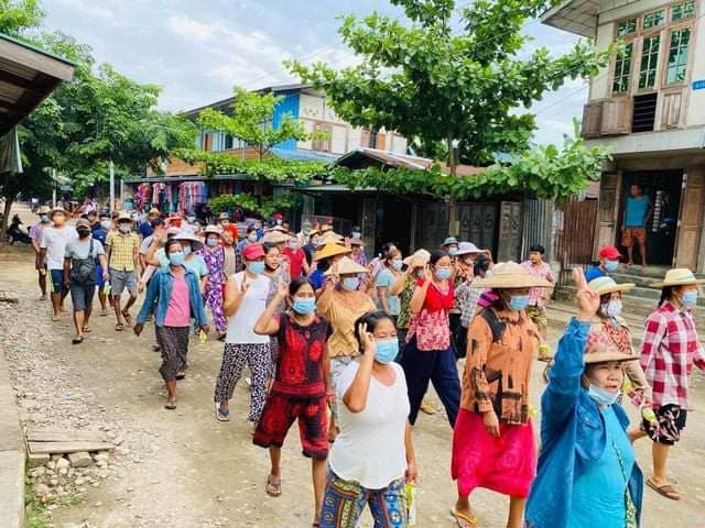 sfys_nn's tweet photo. Holding the various ethnic groups' flags, local residents from #Tarmakhant ward, #HpaKant, Kachin State showed their solidarity with people both from "hills and mainland" and marched to protest against #Tatmadaw this morning, on June 3.

#WhatsHappeninglnMyanmar 
#June3Coup https://t.co/rusF7Bg1Cr
