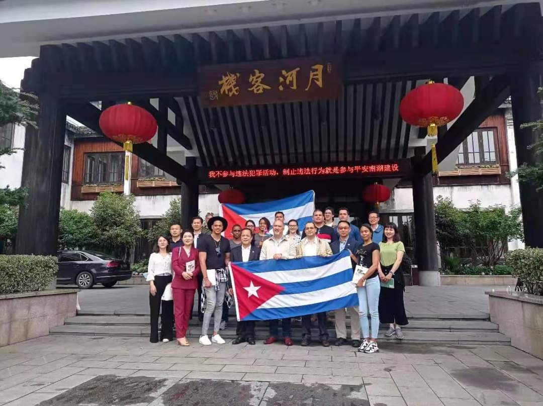 ConsulCubaSH's tweet photo. La Asociación de #Amistad del Pueblo Chino con el Extranjero y autoridades provincia #Zhejiang organizan programa de visita a lugares de interés en el marco celebraciones por #100CPC. Participa embajador Carlos Miguel Pereira, @ConsulCubaSH y un grupo de estudiantes de #Cuba. https://t.co/duBFbXAaVm