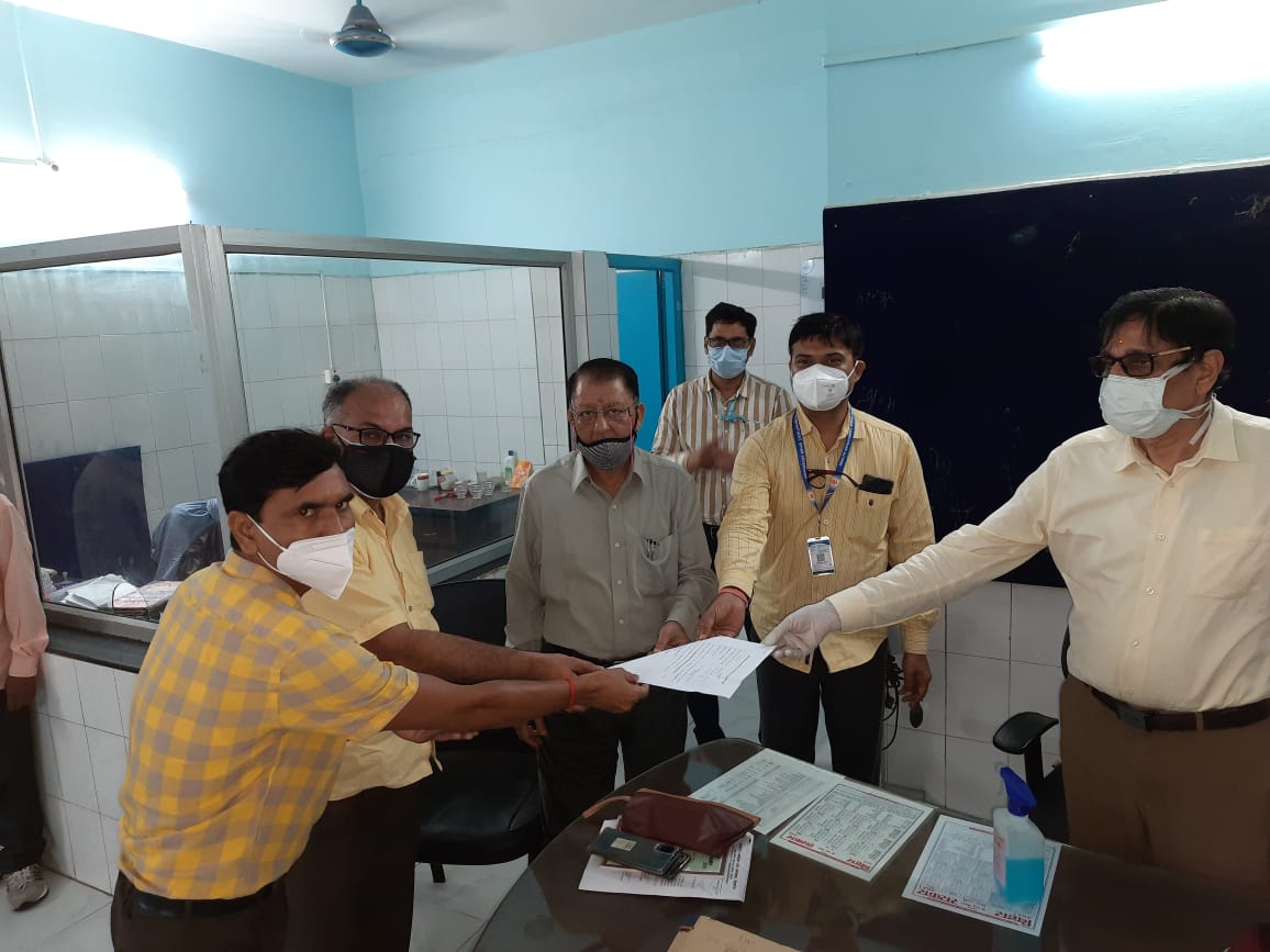 #PiramalSwasthya #AspirationalDistrict #Sheikhpura team donated 120 #pulseoximeters & 10 #oxygen concentrator to Health Department. The same will be utilized by ANMs and ASHAs to check #oxygen level during their home visits. 
Timely alert can help in proper #COVID-19 treatment.