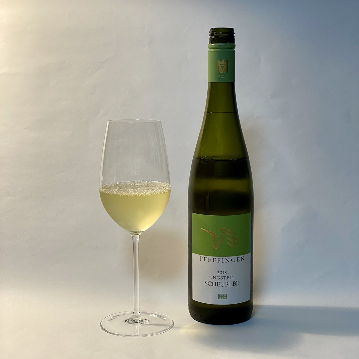 wine_rouken's tweet photo. ウンクシュタイン・ショイレーベ・トロッケン
Ungstein Scheurebe trocken 2018
辛口のショイレーベ。ショイさんが品種改良したからの名前だとか。
いかにもドイツワインらしい素直で透明感のある味わい。ワインだけで心地良く飲める。
#WeingutPfeffingen
#Scheurebe
#Pfalz
#銀座ワイナックス https://t.co/yhsavOU4br