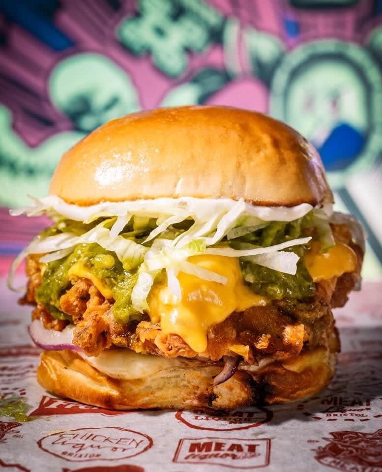 Don’t make a CLUSTERCLUCK of your lunch🐓🌶

🍔+🍟+🥤= £12 

#ThatsLunchSorted #TheClustercluckBurger