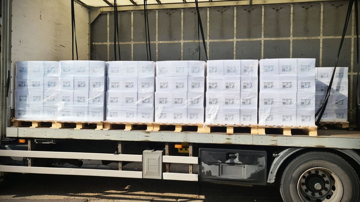 3CSealants's tweet photo. A very busy start to a sunny morning at HQ! ☀️ The warehouse team have been unloading lots of fresh stock of our 3C HM! 🏃‍♂️ STOCK IS KING! 
#3csealants #hmsealant #stock #stockisking #pallets #delivery #deliveries #truckload #masticman #mastic #tradesmen https://t.co/le0IfH8hba