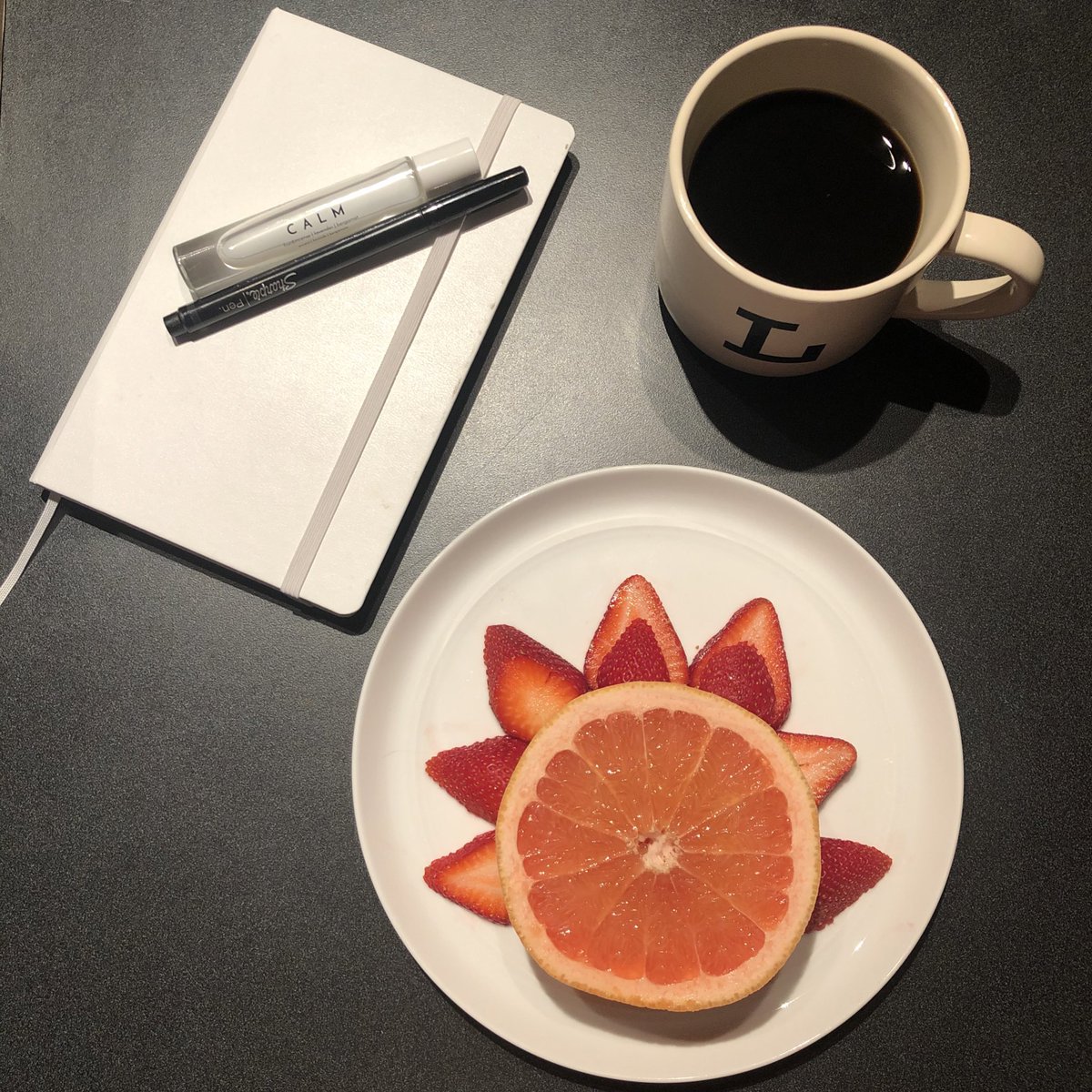 lauralux's tweet photo. Day 4 of the #CAMHSunriseChallenge. This morning I woke up and did some free writing to unclog my mind. It’s a foggy day in Toronto so I had to improvise and make my own sunrise. 🤷🏼‍♀️ 🌅 https://t.co/pxUPaJMwrh