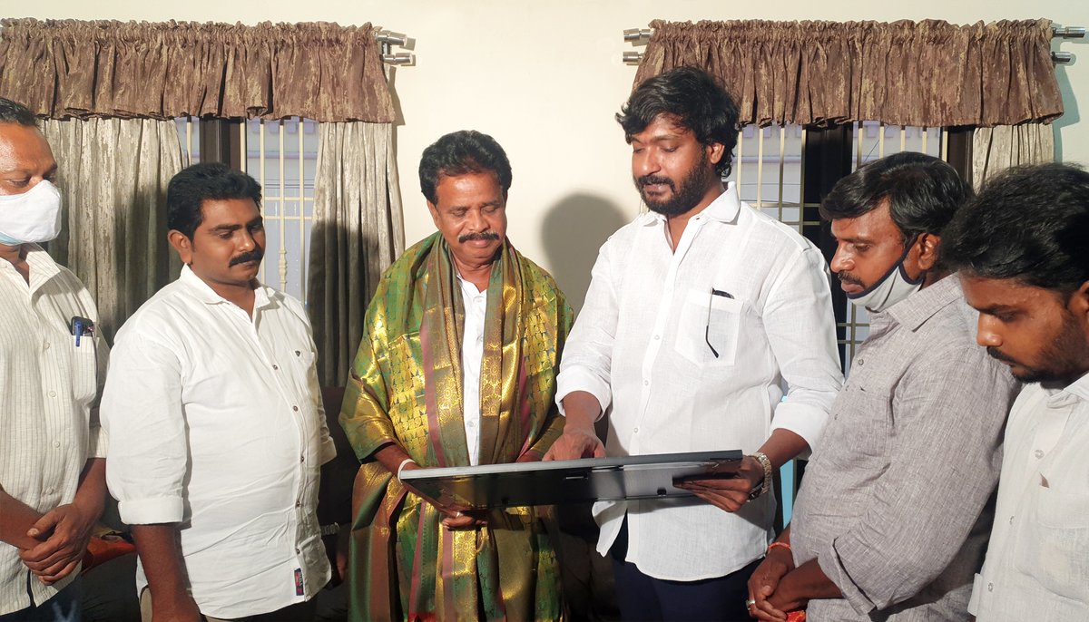 keathamreddy's tweet photo. నెల్లూరు జిల్లా కృష్ణపట్నం గ్రామం వంశ పారంపర్య ఆయుర్వేద నిపుణులు శ్రీ బొణిగె ఆనందయ్య గారిని కలిసి సత్కరించడం జరిగింది. ప్రాచీన భారతదేశ వైద్య సంపత్తి విలువలు ప్రపంచానికి చాటిన మహాఋషి సుశ్రుతుడి చిత్రపటాన్ని @JanaSenaParty  అధ్యక్షులు శ్రీ @PawanKalyan గారి తరఫున అందించడం జరిగింది. https://t.co/2b2T57KLBF