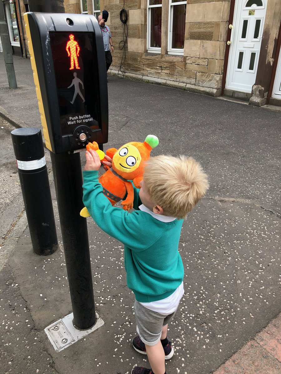 EY_Craig's tweet photo. Ziggy helping @LvpsN learn road safety. Say hi to Ziggy if you see us out and about #LarbertCommunity #KeepingSafeOutside https://t.co/kakAurEsUr