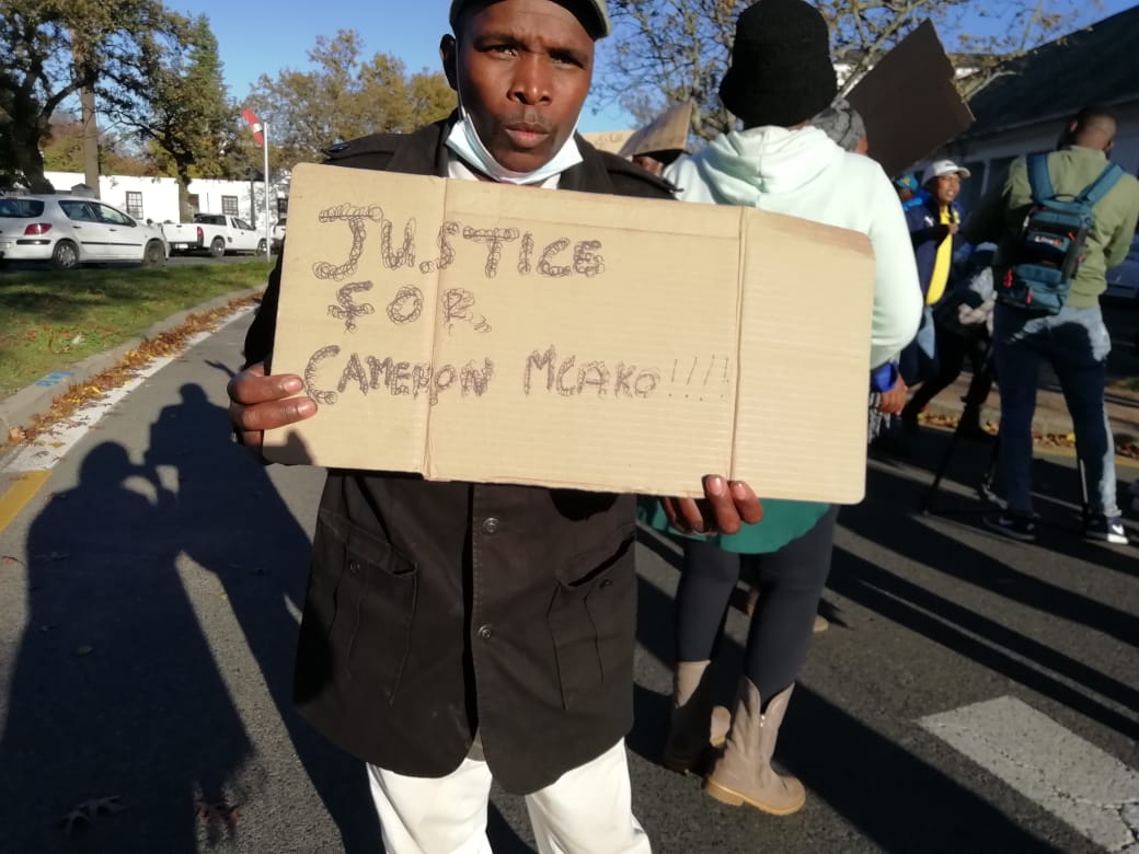 stellenboschmag's tweet photo. Furious community members of Kayamandi protested for justice of slain ex Deputy Mayor Cameron Mcako.
#StellenboschMagistrateCourt
#JusticeForCameron
#NoBail
#StellenboschMag
#StellieNews https://t.co/79c1upCNGn