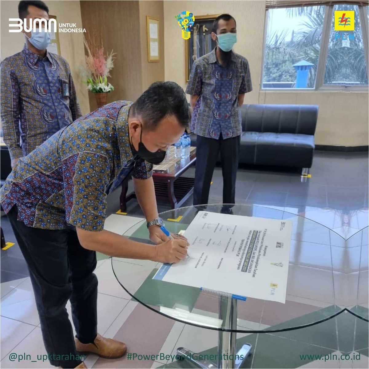 TarahanUpk's tweet photo. Perkuat Budaya Perusahaan, PLN UPK Tarahan berkomitmen siap mendukung  Program Budaya SSC 2021 

Bertempat di Ruang Konferensi (03/06), Manajemen dan Pegawai PLN UPK Tarahan mengikuti Sosialisasi Program Budaya dan Penandatangan Komitmen Program SSC 2021. https://t.co/h5u3uhqFjR