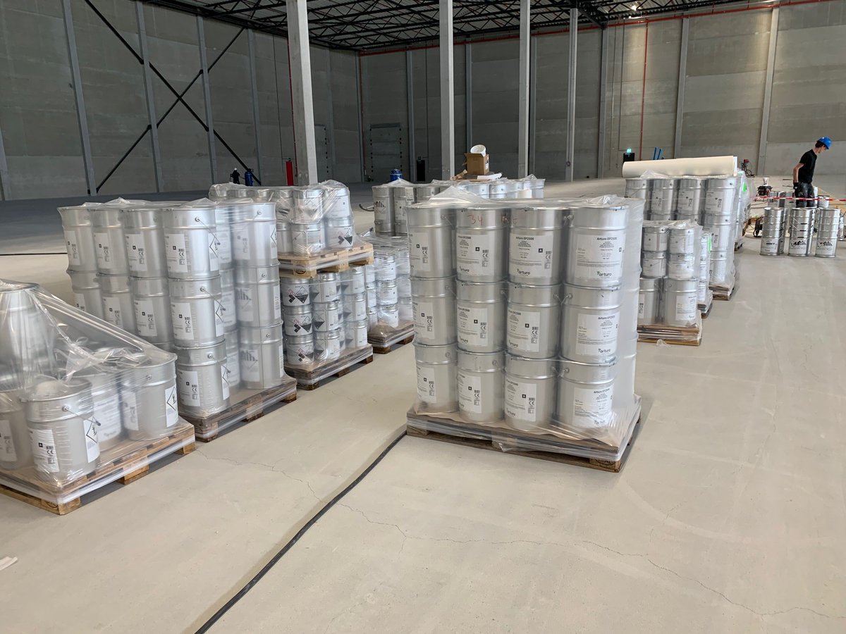 Facadec_BV's tweet photo. Er is nog genoeg te doen bij @RideCannondale in Almelo, maar er is ook al veel werk verzet door #Facadec Beton- en vloerafwerking. Fase twee is inmiddels ook afgerond en we starten binnenkort met de derde fase, mooi werk(t)! #beton #vloer #afwerking #Almelo #project https://t.co/yPxR0X457Y