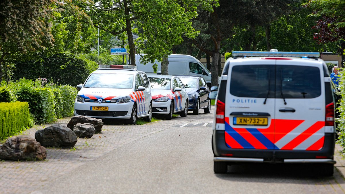 Twee doden gevonden in woning in Apeldoorn, politie doet groot onderzoek..