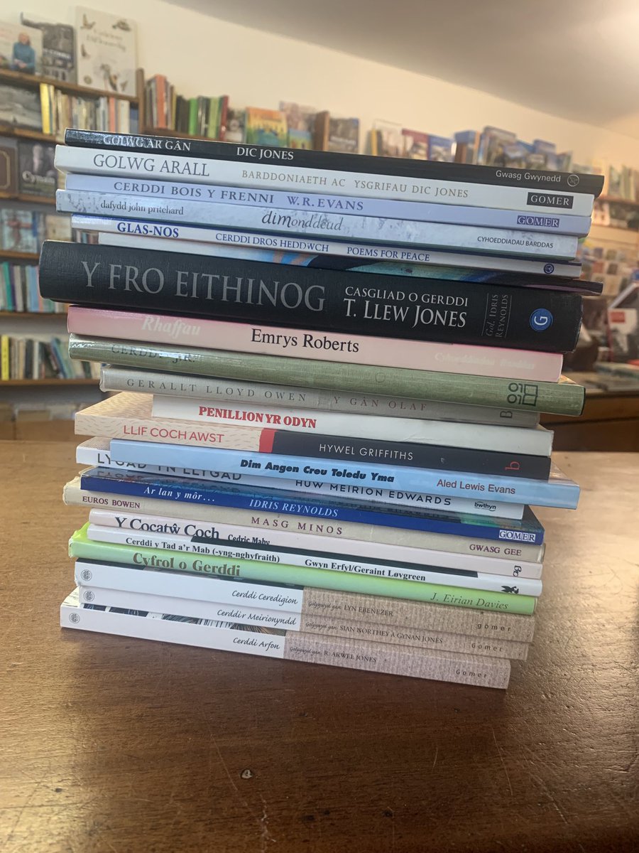 siannorthey's tweet photo. Gweithio i fy chwaer yn Siop ⁦@lyfrau⁩ yr Hen Bost heddiw. Tomen fach o lyfrau barddoniaeth wedi’u hychwanegu at y rhai sydd ar werth ar abe. https://t.co/TnUjWzohIo