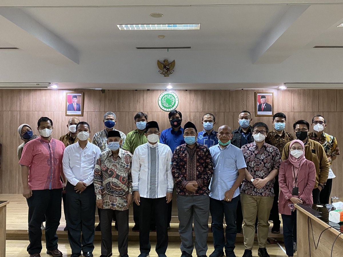 cholilnafis's tweet photo. Menerima teman2 pegawai KPK yg tak lulus TWK. Mereka mengadu bahwa metode dan tesnya tak dapat menjadi standar kelulusan dan mereka merasa difitnah. Yg datang ke MUI ada yg muslim juga ada yg non muslim. 
.
Kami berharap dan berdoa agar mereka mendapat yg terbaik dan yg adil. https://t.co/XZ444Q3dR4
