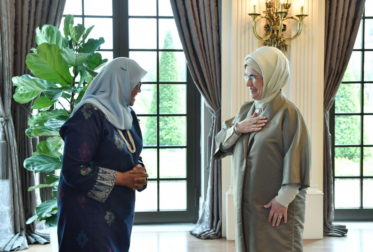 akkadinKayseri's tweet photo. Cumhurbaşkanımızın kıymetli eşi @EmineErdogan Hanımefendi öncülüğünde hayata geçirilen"Sıfır Atık Projesi"BM Habitat tarafından"Atık Alanında Akıllı Şehirler Küresel Şampiyonu"ödülüne layık görüldü.Ödülü Hanımefendi'ye,UN-Habitat İcra Direktörü Maimunah Mohd Sharif takdim etti. https://t.co/SdxNYc9WmM