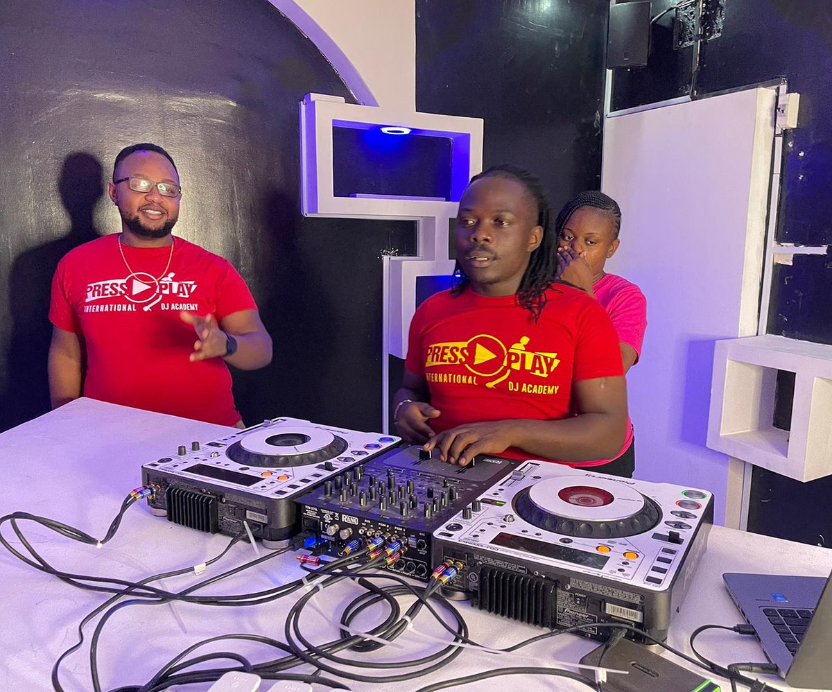 kakamegafinest's tweet photo. Kukuwa DJ Mzuri unafaa tu kuenda shule. @pressplayintl1 https://t.co/EYIlzZnWPA