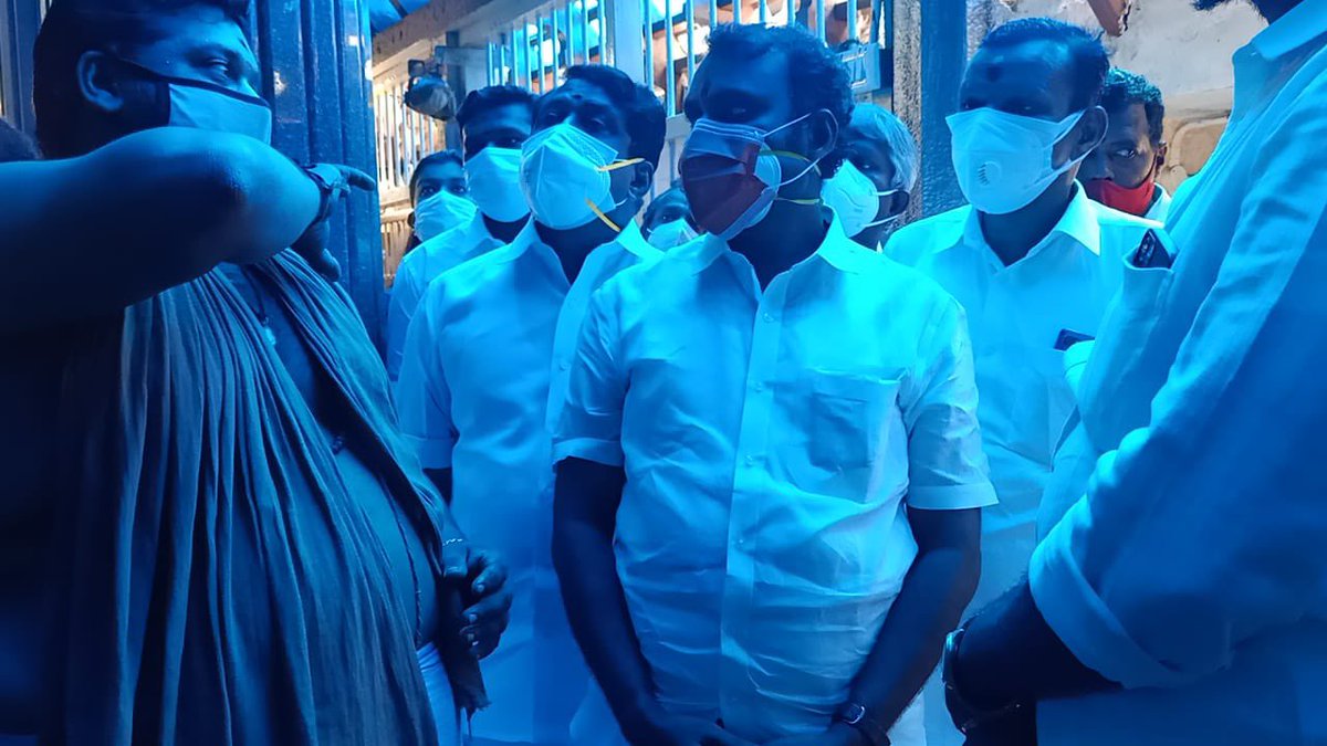 NainarBJP's tweet photo. மாநில தலைவர் 
Dr. முருகன்,மாநில அமைப்பு பொது செயலாளர் திரு.கேசவிநாயகம்,நாகர்கோவில் சட்டமன்ற உறுப்பினர் திரு. M.R. காந்தி கன்னியாகுமரி மாவட்ட தலைவர் திரு. தர்மராஜ் , திருநெல்வேலி மாவட்ட தலைவர் திரு. மகாராஜன் அவர்களோடு மண்டைக்காடு பகவதி அம்மன் கோவில் தீ விபத்து பற்றி விசாரித்தோம்! https://t.co/k4jGYkxowO