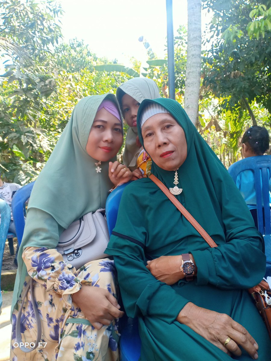 Hasriyati4's tweet photo. 3 generasi💙 https://t.co/hP8a6Jzz8t