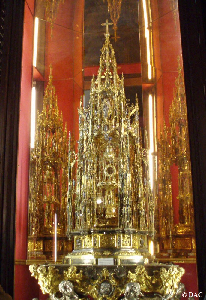 _DAC_oficial's tweet photo. Realizada en #oro, #piedraspreciosas y #esmaltes, albergar el #ostensorio que perteneció a la #reina #IsabellaCatólica, realizado por #JaumeAimeric.
#metalwork #monstrance #aimeric #arfe #procesiondelcorpus #juandearfe #orfebreria #metalistería #catholic #metalworkdesign #art https://t.co/i4AhUDErmA
