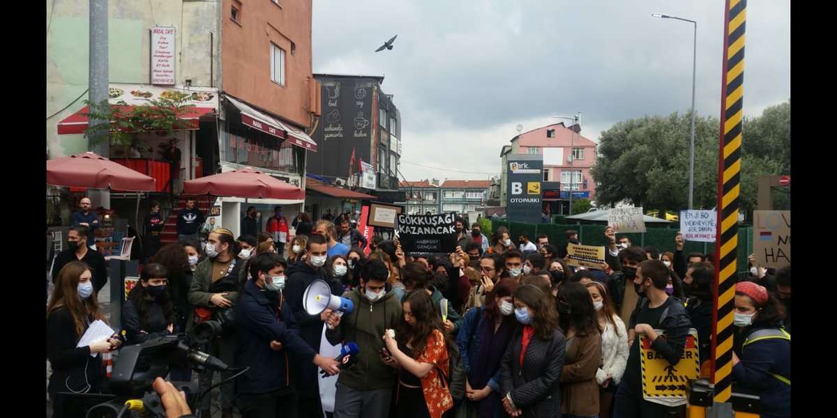 devlislgbti's tweet photo. Gökkuşağı taşımak suç değildir! 

Renklerimizi sönümlendirmek isteyenlere karşı göz altına alınan arkadaşlarımızın duruşması için Çağlayan Adliyesi önündeyiz https://t.co/PMjVJPuf8F