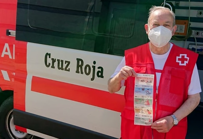 CruzRojaNavarra's tweet photo. Cada día, voluntariado de Cruz Roja sale a la calle para ofrecerte la posibilidad de colaborar en nuestra labor a través del #SorteoOro. 
Como José Antonio, que llega a todo Ablitas y localidades cercanas. Y raro es que alguien no se resista a su convencimiento.
#ContigoEsPosible https://t.co/VK9xFrQ7AG
