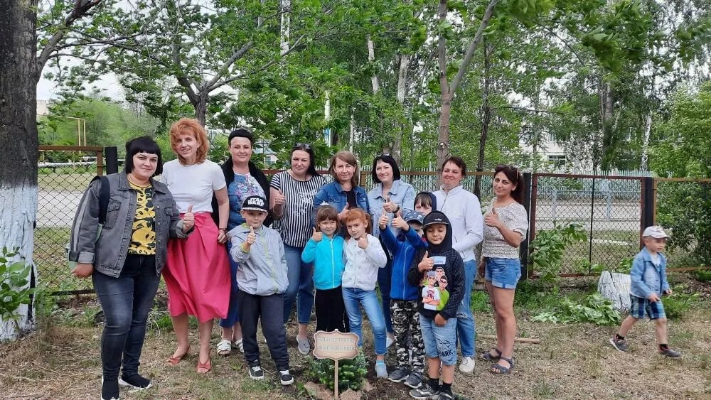 Аллея выпускников "- новая традиция детского сада "Солнышко".
Мы надеемся, что посаженные подготовишками ёлочки, будут расти, крепнуть, радоваться лету и солнцу, хранить память о маленьких, но таких заботливых руках.
Выражаем огромную благодарность родителям наших воспитанников.