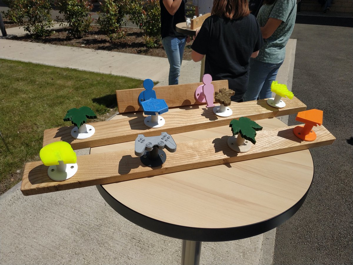 Avize_VC's tweet photo. Dans le cadre d'un atelier "initiation à l'impression 3D" animé par Vincent RAHIR, éco-designer, les élèves de 2nde GT ont conçu différents modèles de patères qui seront installés au foyer socio-culturel. 
Bravo à tous pour votre créativité ! https://t.co/YCNQ4yBme9