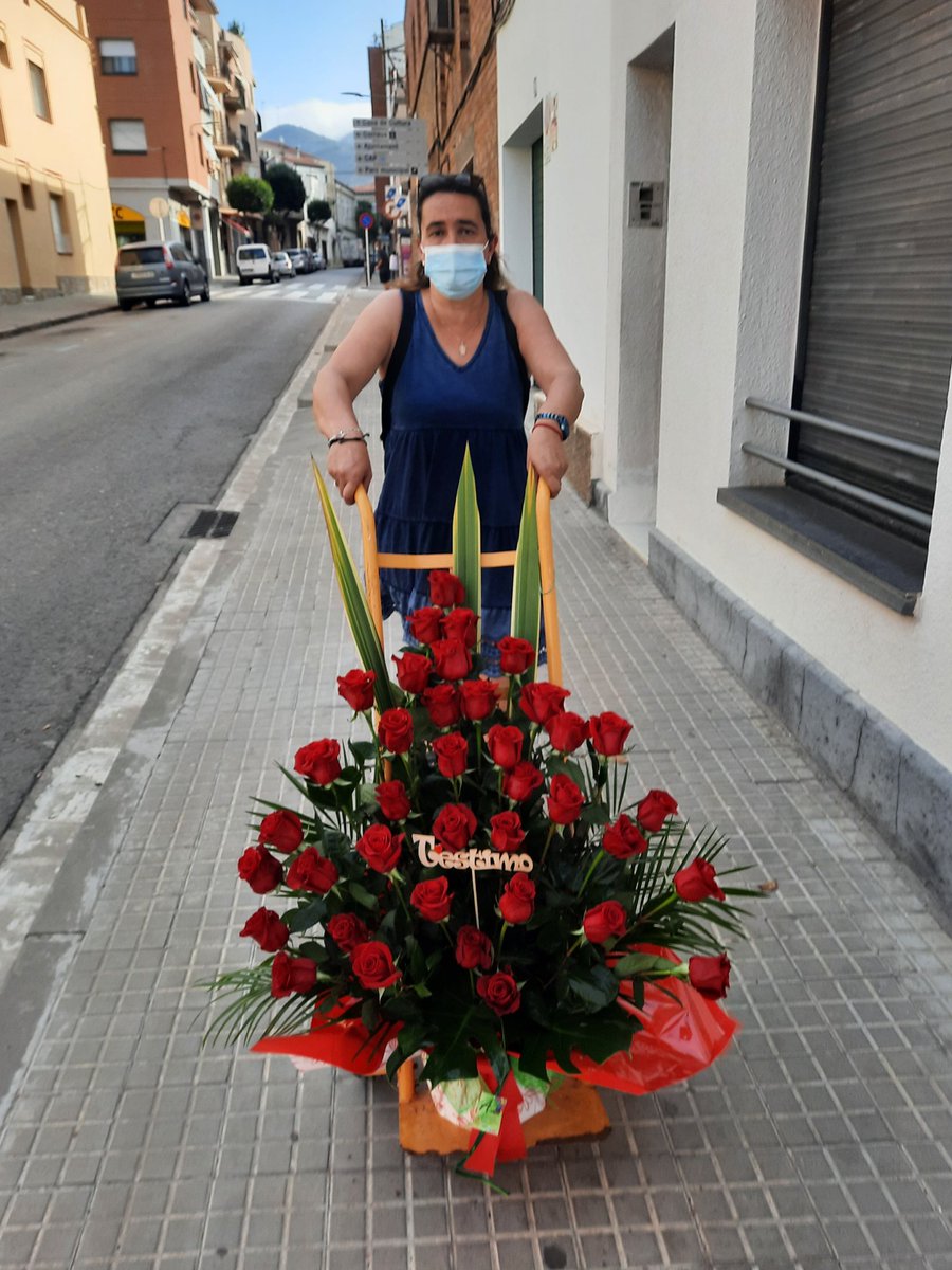 arrels_flors's tweet photo. Un bon regal de bon matí, no?? 😊😊 Un buen regalo de buena mañana, no?? 😊
#olesa #olesademontserrat #baixllobregat #flors #flores #flowers #jocomproaolesa #roses #rosas #ramderoses #ramoderosas #centredeflors #centrederoses #centroderosas #centrefloral #florista #floristeria https://t.co/d5YGmgkZEu