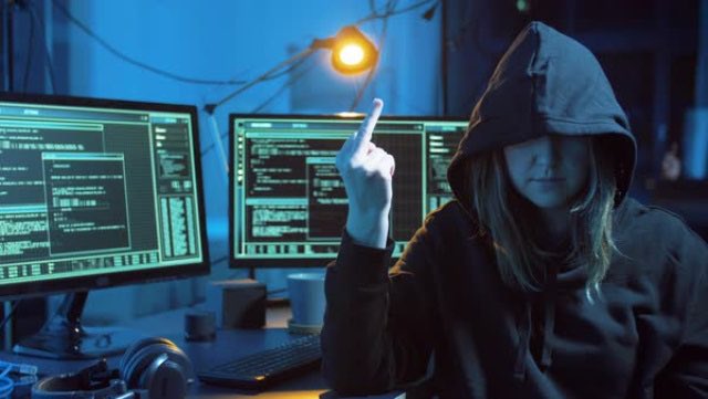 Девушка хакер фото. Hack show. Часы хакера. Hack show. Надпись вас взломали.