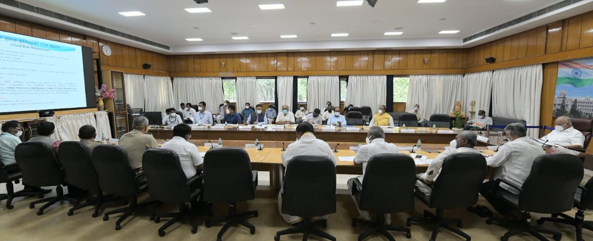 CMofKarnataka's tweet photo. ಮುಂಗಾರು ಮಳೆ ಪ್ರಾರಂಭವಾಗುತ್ತಿರುವ ಹಿನ್ನೆಲೆಯಲ್ಲಿ ಬಿ.ಬಿ.ಎಂ.ಪಿ ವ್ಯಾಪ್ತಿಯಲ್ಲಿ ಕೈಗೊಳ್ಳಬೇಕಾದ ಮುಂಜಾಗ್ರತಾ ಕ್ರಮಗಳ ಬಗ್ಗೆ ಮುಖ್ಯಮಂತ್ರಿ @BSYBJP ರವರ ಅ��್ಯಕ್ಷತೆಯಲ್ಲಿ ಇಂದು ಸಭೆ ಜರುಗಿತು. (1/3) https://t.co/mVuRR8RsS6