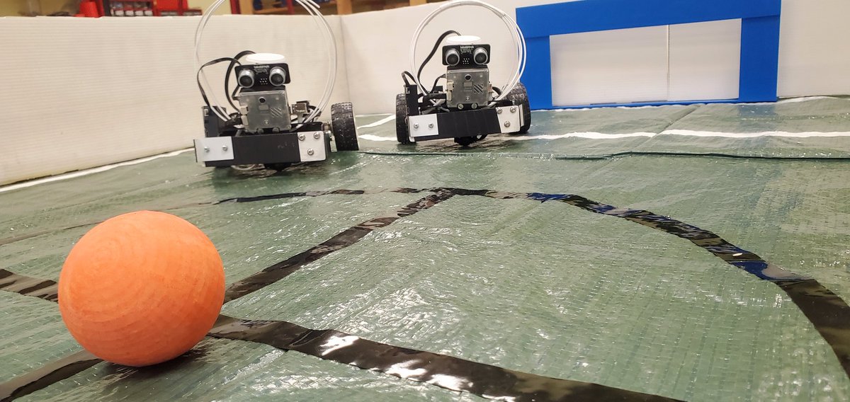 CyrilChartr's tweet photo. [#Robocupjr] les équipes sont prêtes pour le premier match du jour au collège Pablo Neruda d'autant sous bois. 

Cc @acversailles @Academie_Paris @AcCreteil https://t.co/3Y5gBqtRGg