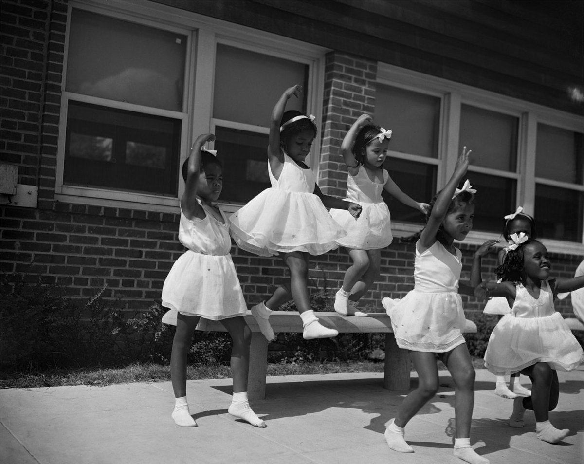 RT @Umadlpisani: Gordon Parks,
A dance group, Frederick Douglass housing project, Anacostia, Washington, DC, 1942. https://t.co/vRzPOExEPq