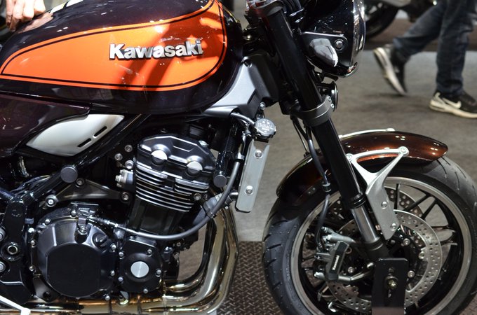 Z900の実物を見てきたけど手の込んだ発色だった。高光度保護フィルムを貼れば紫外線対策にもなるだろう。 