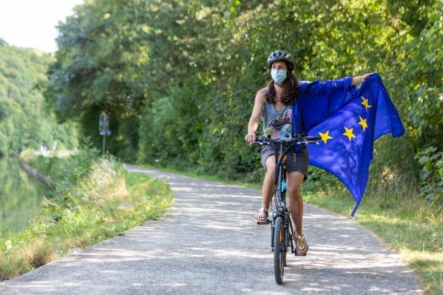 ¡Feliz Día Mundial de la Bicicleta! 🚴‍♀️
#WorldBicycleDay2021
 
Trabajamos para hacer realidad el transporte sostenible.
Durante los próximos 10 años, queremos duplicar la infraestructura para bicicletas. 
Nuestro objetivo: conseguir 5.000 km de carriles bici seguros. #EUGreenDeal