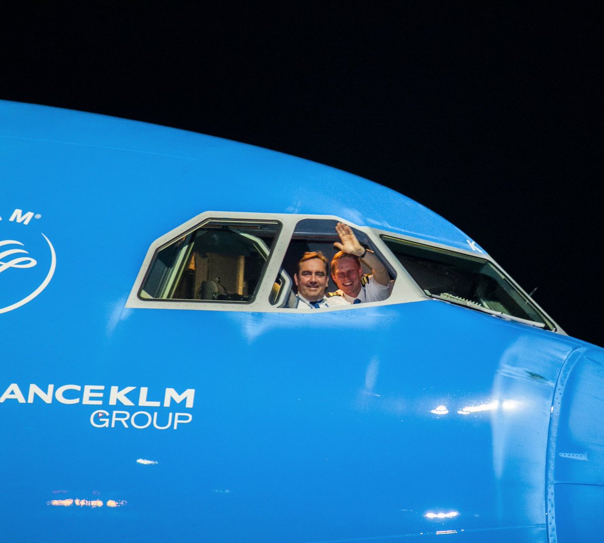 CyrilNdegeya's tweet photo. Receive a good wave from the @KLM flight crew upon arrival to #KGL! @klmfan @KLM_press  #klmroyaldutchairline ##KLMflights #AirFranceKLM #KLM330 #DutchAviation https://t.co/JqfjqQrf0k