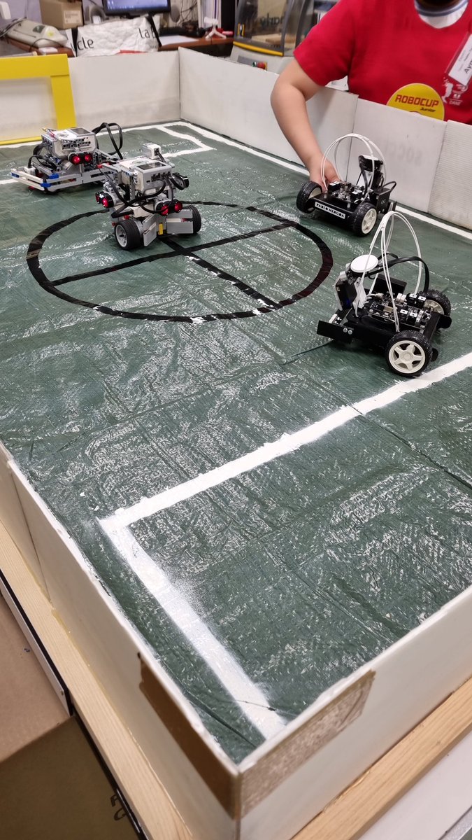 DANE_93_Creteil's tweet photo. #robocupjr premier mi temps 1-0 pour la @DANEVersailles. https://t.co/EQIoDAOs0f
